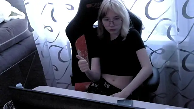 Snapshot of Vi_Nika chatting on April 15, 2026, 1:48 pm Vi Nika online show from April 15, 2026, 1:48 pm