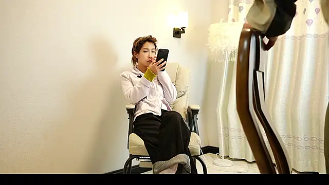 Mia--11 online show from April 13, 2026, 1:37 pm