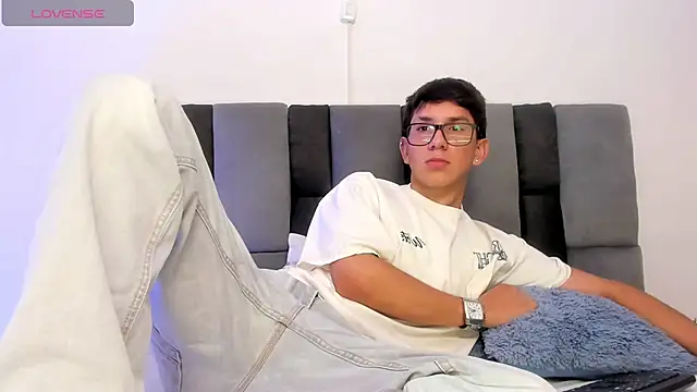 Snapshot of Adrien_silex chatting on April 15, 2026, 4:55 pm Adrien silex online show from April 15, 2026, 4:55 pm