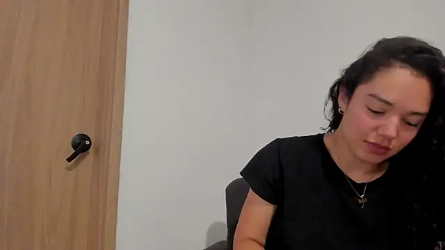 MiaRouseex online show from May 27, 2026, 9:44 pm