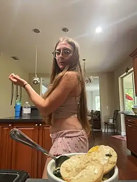 prettykitttty online show from July 8, 2026, 3:45 pm