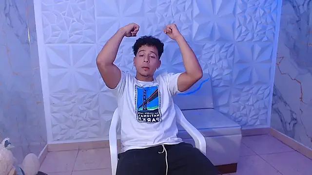 Snapshot of goldenjyj chatting on April 14, 2026, 2:33 pm goldenjyj online show from April 14, 2026, 2:33 pm