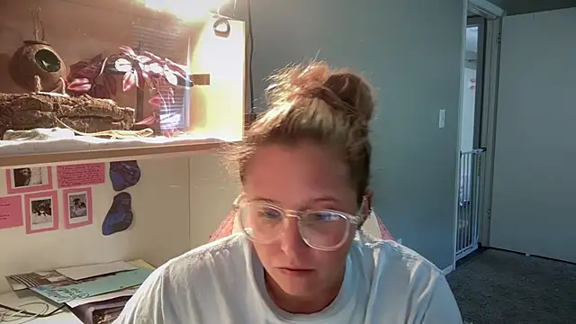 MUSCLEMOMMY1365 online show from April 23, 2026, 4:19 pm