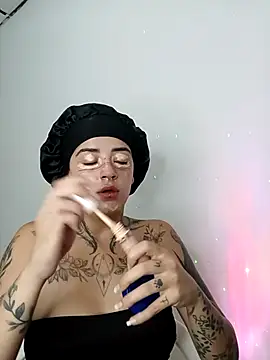 AteneaRockstar04 online show from April 21, 2026, 9:32 pm