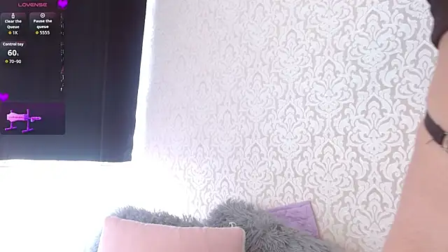 Annyrosse00 online show from July 18, 2026, 6:38 pm