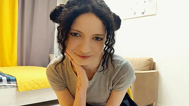 CinnamonCurl online show from May 1, 2026, 11:21 pm