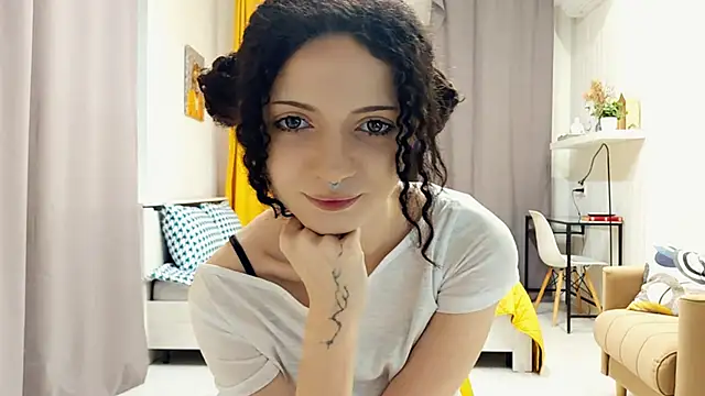 CinnamonCurl online show from May 27, 2026, 12:31 am