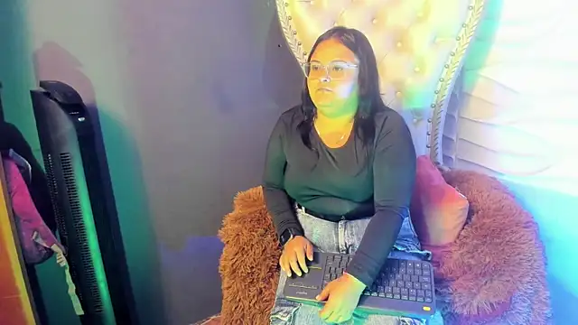 Luna  Cortez online show from May 18, 2026, 3:06 am