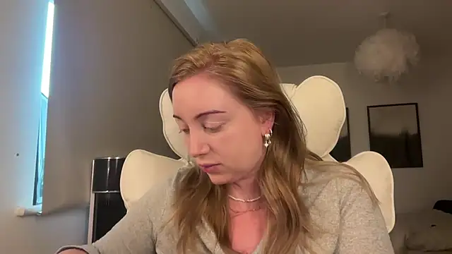 arielsweetieee online show from May 19, 2026, 9:16 am