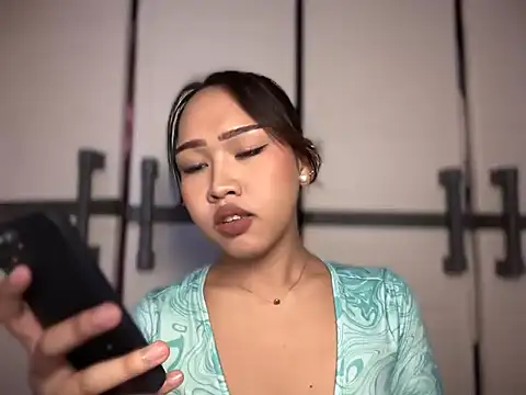 lady clea143 online show from April 18, 2026, 3:09 am