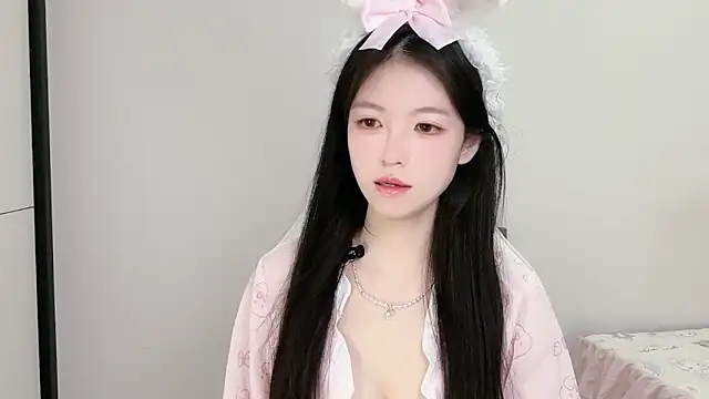 XiaoMei-iiiiii online show from April 18, 2026, 1:35 pm