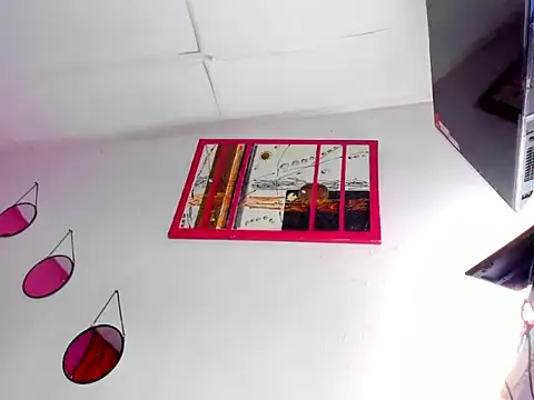 luisahotsx online show from April 19, 2026, 6:10 pm