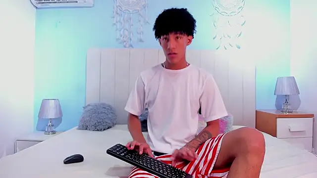 NoahBull19 online show from April 19, 2026, 9:39 pm