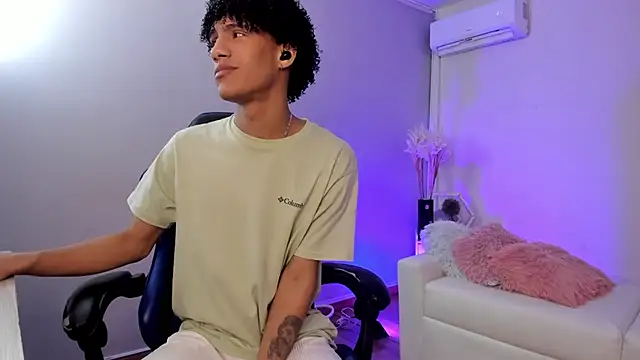 NoahBull19 online show from June 3, 2026, 2:23 am