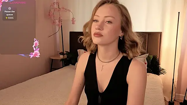 Snapshot of EvaHamilton chatting on June 22, 2026, 12:27 am EvaHamilton online show from June 22, 2026, 12:27 am