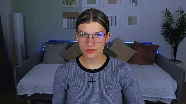 AnnaThorne online show from June 8, 2026, 8:37 am