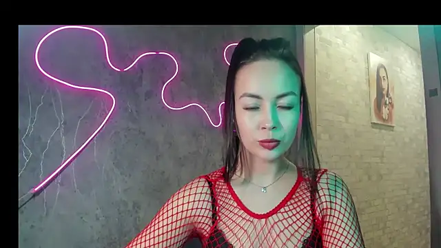 alinagueen online show from April 17, 2026, 5:05 pm