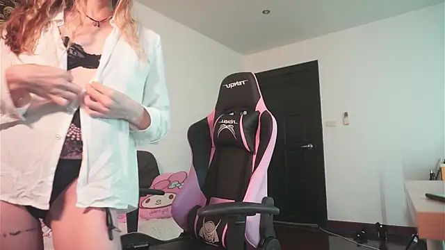 HelenHiss online show from April 20, 2026, 2:36 am