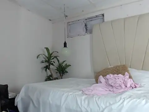 kristel lee  online show from April 22, 2026, 2:51 am