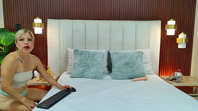 EvaRios  online show from May 15, 2026, 7:34 pm