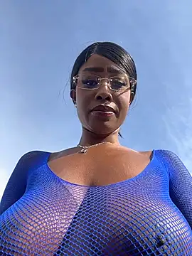 Snapshot of CocoaLuxeXXX chatting on June 23, 2026, 1:09 pm CocoaLuxeXXX online show from June 23, 2026, 1:09 pm