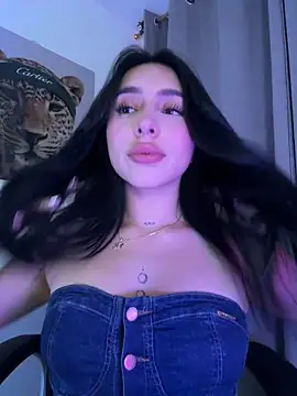 Snapshot of IsabellaNoir_ chatting on May 21, 2026, 11:46 pm IsabellaNoir online show from May 21, 2026, 11:46 pm