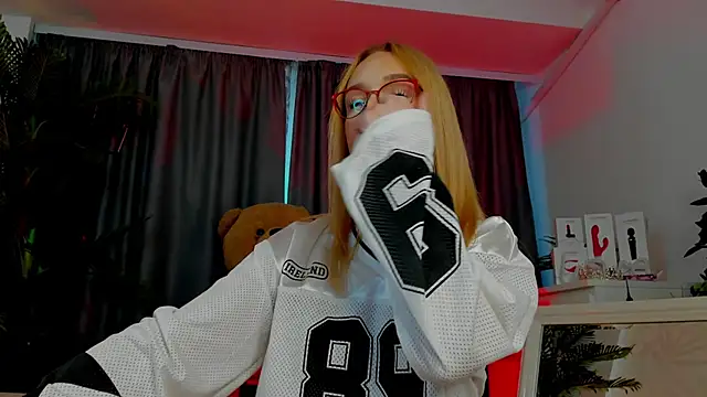 EmmaCin online show from May 28, 2026, 3:14 am