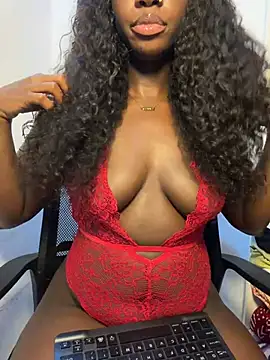 Snapshot of Leylabelle26 chatting on July 14, 2026, 12:32 am Leylabelle26 online show from July 14, 2026, 12:32 am