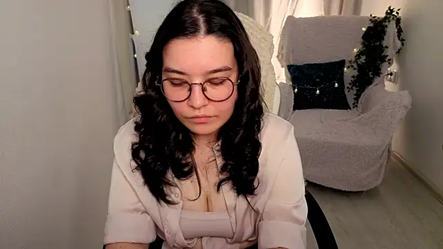 MomoRins online show from June 4, 2026, 10:03 pm