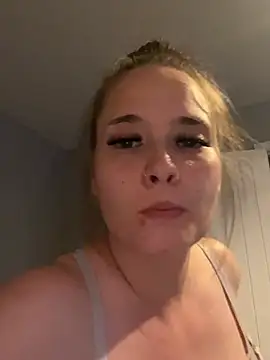 Poppylooloo online show from June 19, 2026, 7:09 pm