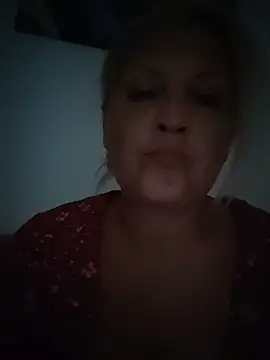Divineblond online show from July 27, 2026, 9:33 pm