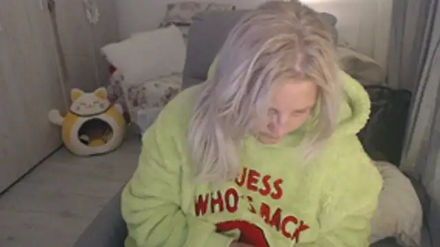 Divineblond online show from April 29, 2026, 6:25 pm