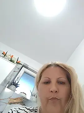 Divineblond online show from June 12, 2026, 5:21 pm