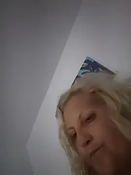 Divineblond online show from July 17, 2026, 10:29 pm