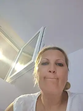 Divineblond online show from June 10, 2026, 8:32 pm