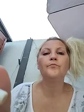 Divineblond online show from June 13, 2026, 6:06 pm