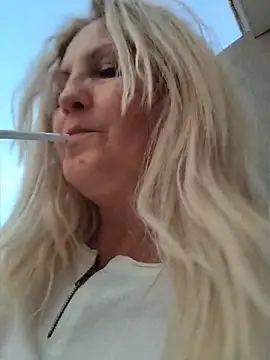 Divineblond online show from May 4, 2026, 5:27 pm