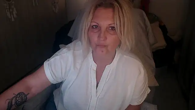 Divineblond online show from April 15, 2026, 7:29 pm