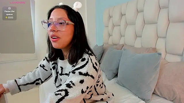 Snapshot of vayra_moon chatting on May 26, 2026, 6:06 pm vayra moon online show from May 26, 2026, 6:06 pm
