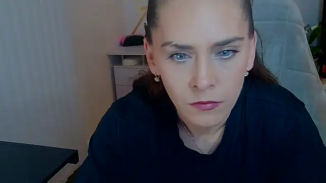 khalessi13 online show from May 12, 2026, 9:54 pm