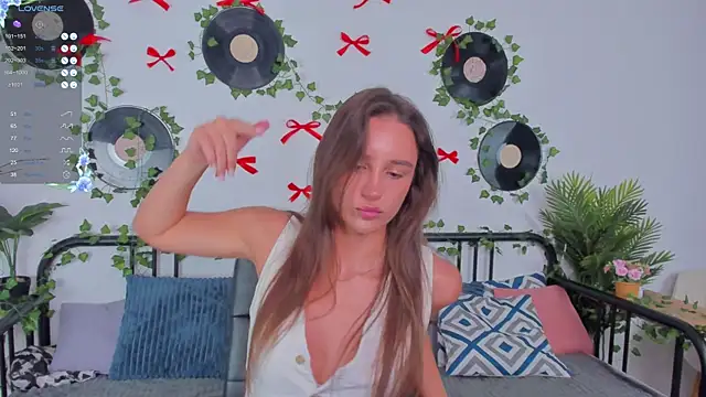 NicoleWells22 online show from June 7, 2026, 4:28 am