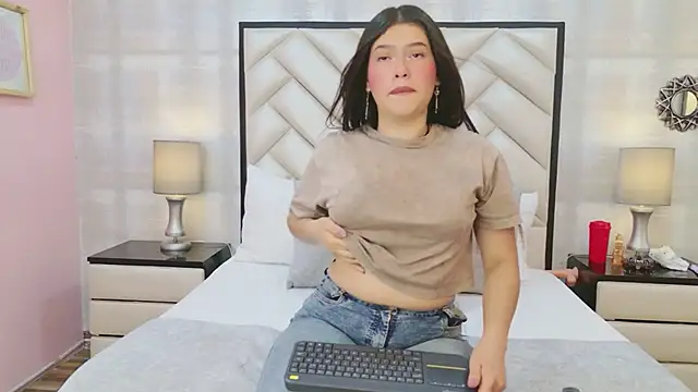 CarolineOlsen online show from April 28, 2026, 11:58 am