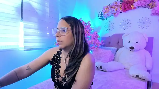 Sharon rhodes  online show from June 3, 2026, 2:33 pm