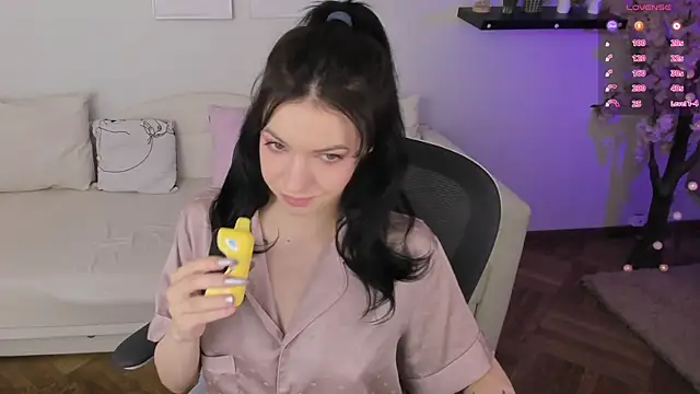 Snapshot of Luna_Come chatting on June 12, 2026, 5:49 am Luna Come online show from June 12, 2026, 5:49 am