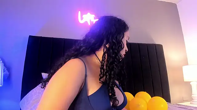 isaxcurves online show from June 16, 2026, 9:04 pm