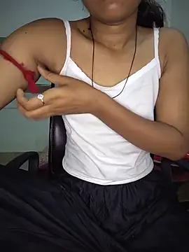 ESHA-LOVE online show from May 19, 2026, 11:56 pm