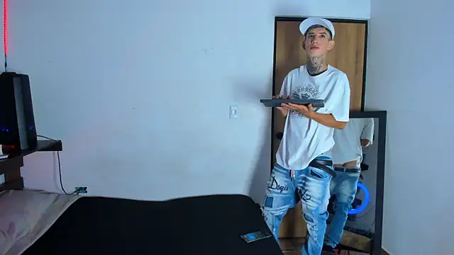 Darwinstark  online show from April 28, 2026, 7:51 pm