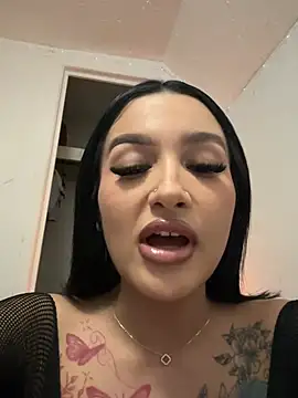 latinadollxo online show from April 27, 2026, 1:03 am