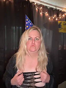 Bruiserboomer2 online show from May 15, 2026, 2:26 pm