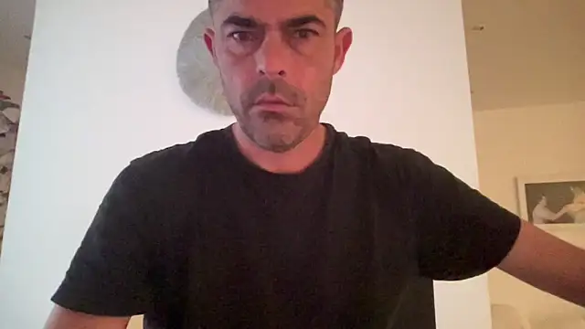 Snapshot of Riccardo86xx chatting on May 5, 2026, 3:42 am Riccardo86xx online show from May 5, 2026, 3:42 am